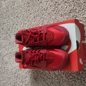 Women's Red Air Huarache Size 7.5
